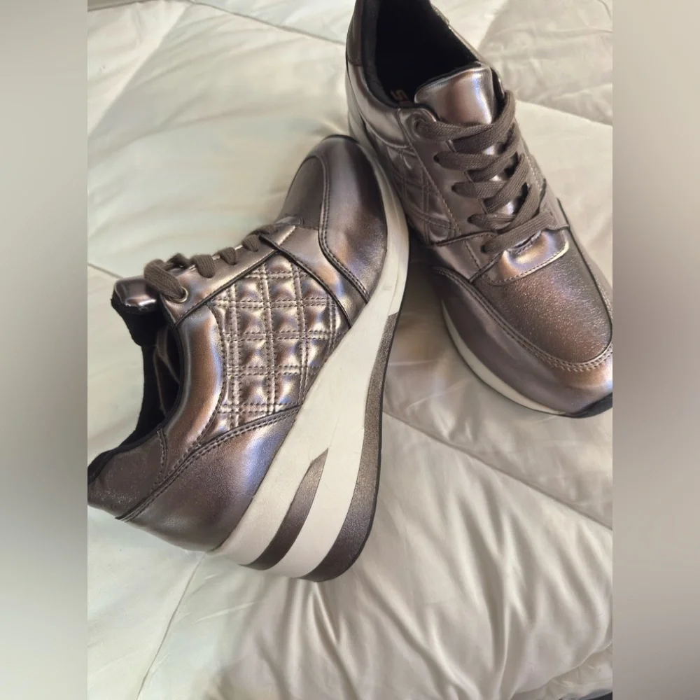 🌺5/$35🌺 Soda Bronze Metallic Platform Sneakers